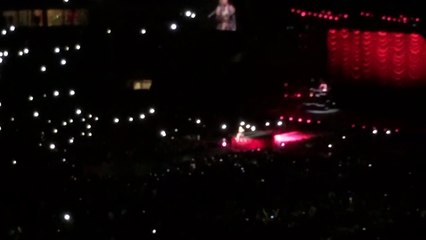 Madonna chante "La vie en rose" en hommage aux victimes à Stockholm