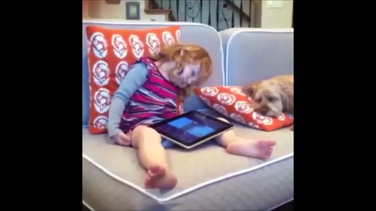 Une petite fille tombe de sommeil et réveille le chien