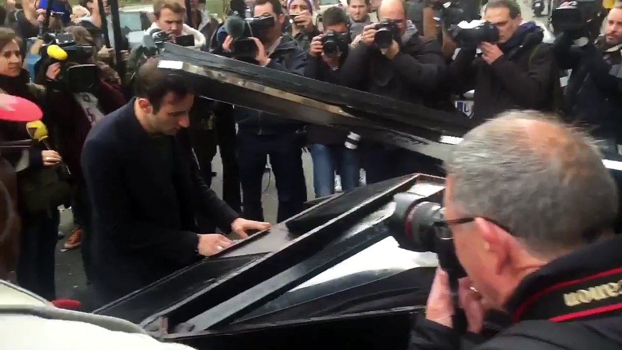 Un musicien apporte son piano devant le Bataclan et joue une chanson de circonstance!