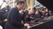 Il joue un hymne à la paix devant le Bataclan