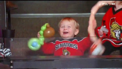 Ce garçon fait la fête dans les gradins d'un match de Hockey