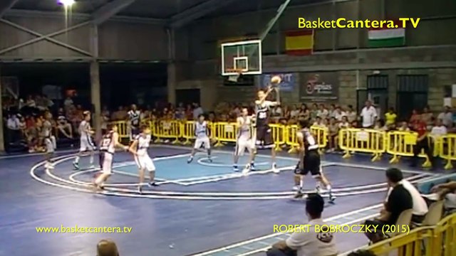 A 15 ans, ce joueur de basket-ball mesure 2m28.. facile de dunker