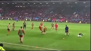 Paul Scholes nutmegs Chelsea’s John Terry, the Man United crowd loves it