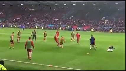 Paul Scholes nutmegs Chelsea’s John Terry, the Man United crowd loves it
