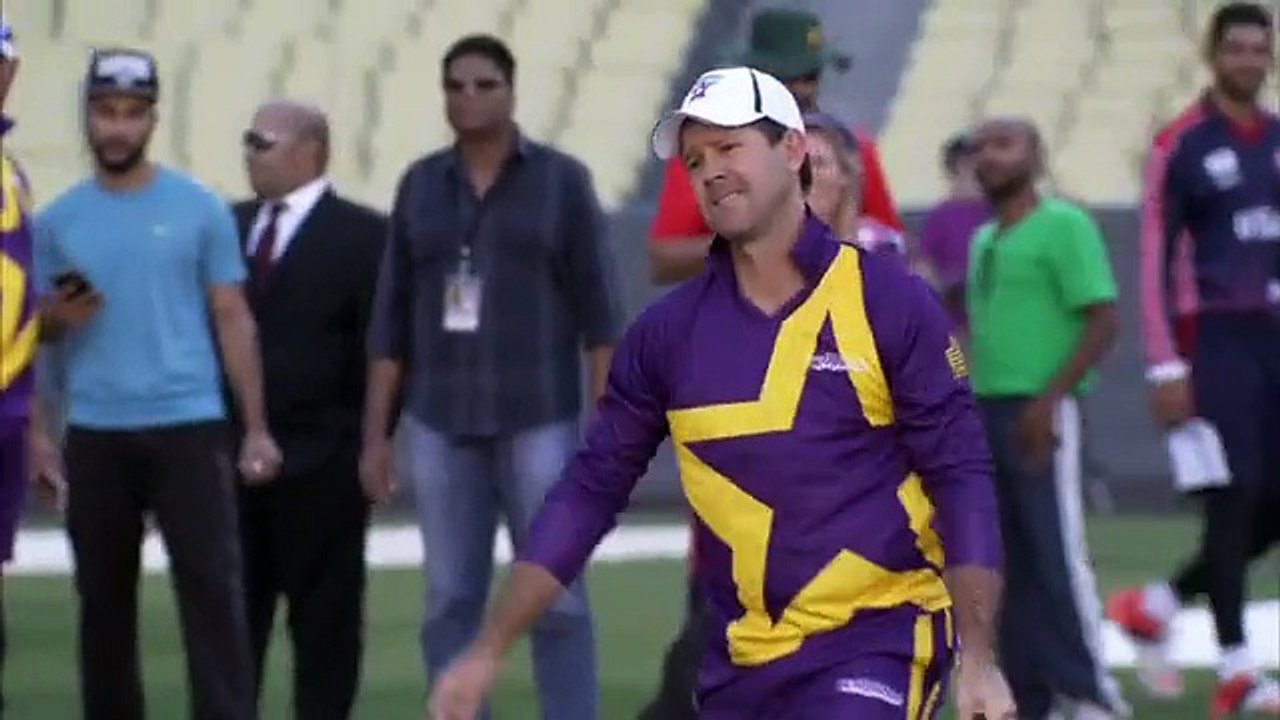 Cricket legends try baseball