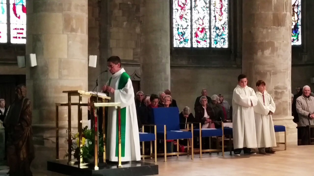 Discours de l'évêque de la Manche lu par le Père Lair en hommage aux victimes des attentats de Paris