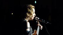 Madonna rend hommage aux victimes des attentats de Paris