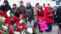 VIDEO‬ Samedi 14 novembre, les habitants de la capitale russe ont été nombreux à déposer des fleurs devant l’ambassade de France à Moscou, afin de rendre hommage aux victimes des attentats ayant frappé la capitale française vendredi 13 novembre au soir