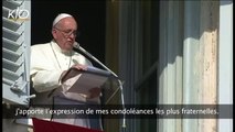 Attentats de Paris:Le Pape François s'adresse à François Hollande lors de l'Angélus