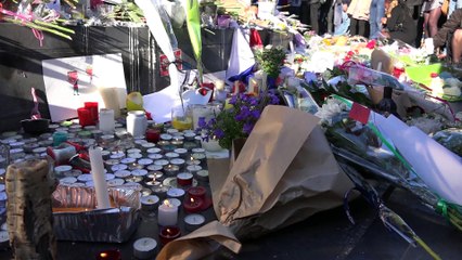 Place de la République, des bougies, des fleurs... et le silence