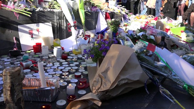 Place de la République, des bougies, des fleurs... et le silence
