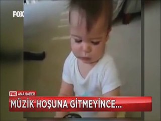 Beğenmediği müziği duyar duymaz ağlayan bebek