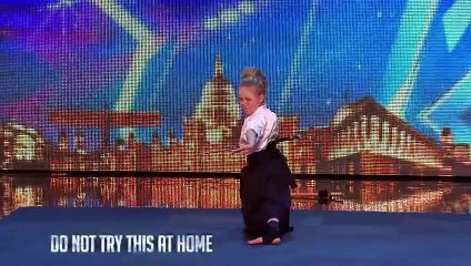 Cette jeune fille fait une démo de Kendo HALLUCINANTE à la TV !