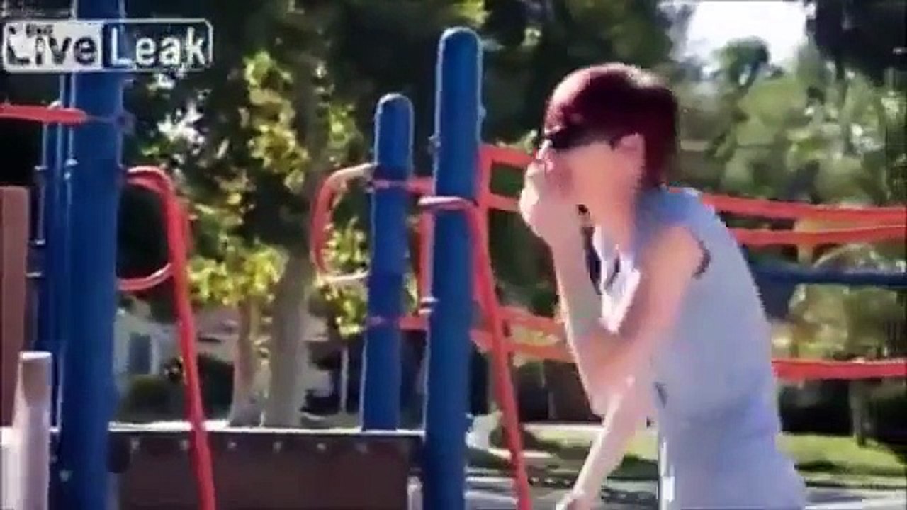 【ドッキリ】 真っ二つになった身体で歩く人が街なかに現れる！