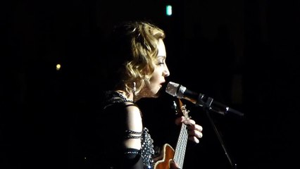 La sublime interprétation de "La Vie en Rose" par Madonna en soutins aux victimes des attentats de Paris