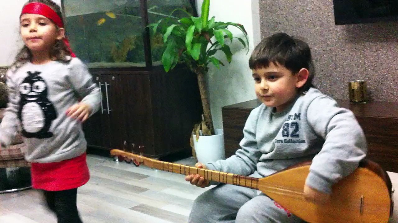 sinan bağlama çalıyor