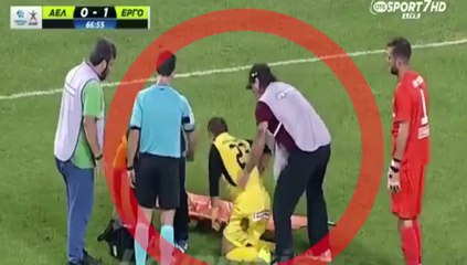 Chết cười với những tình huống nhân viên bê cáng hành hạ cầu thủ