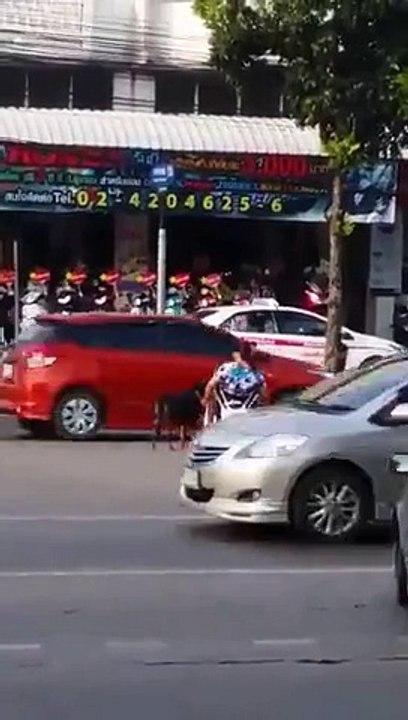 'หนุ่มน้ำใจงามพาคนพิการข้ามถนน'... ‪#‎หนองแขม‬