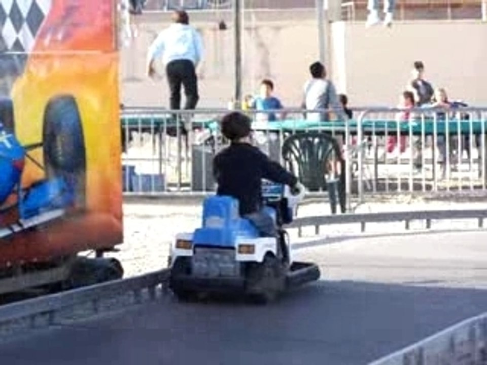 Les enfants jouant avec les véhicules