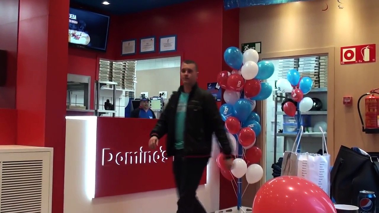 Al reves en la pizzeria (Broma con cámara ocult...