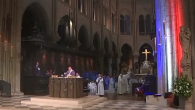 La Marseillaise retentit à Notre-Dame de Paris en hommage aux victimes des attentats
