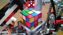 Rubiks Cube Solving Robot