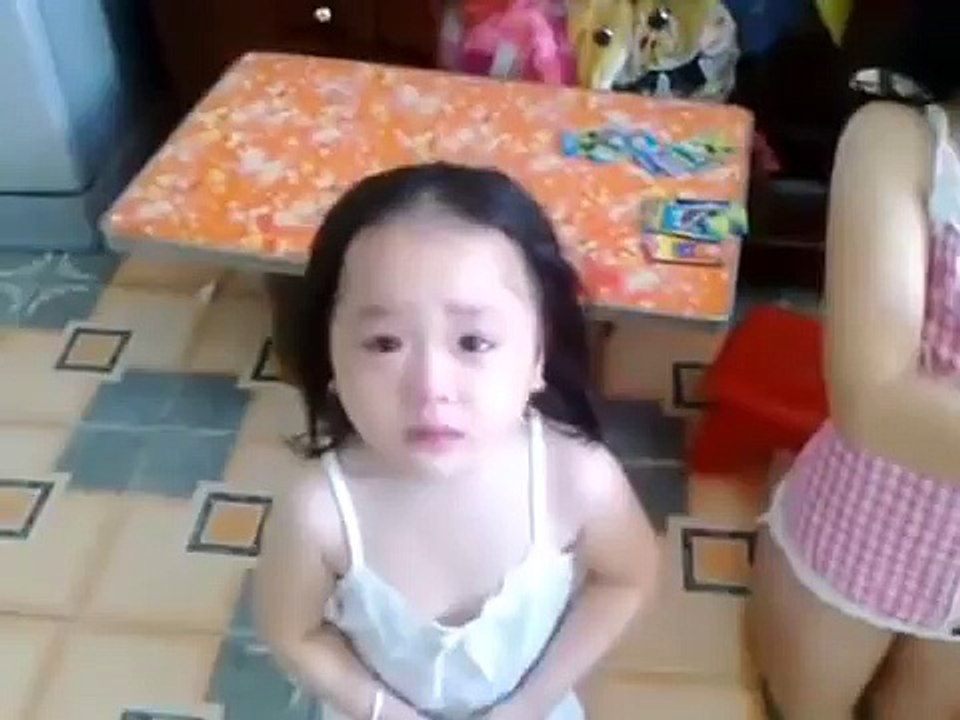 Chết cười bé gái cãi tay đôi với bố siêu đáng yêu