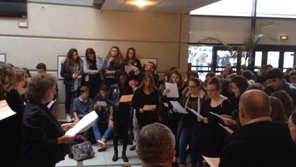 Les élèves de Kerneuzec chantent "imagine"