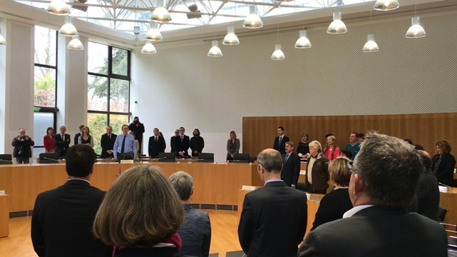 Attentats de Paris : le conseil départemental chante la Marseillaise