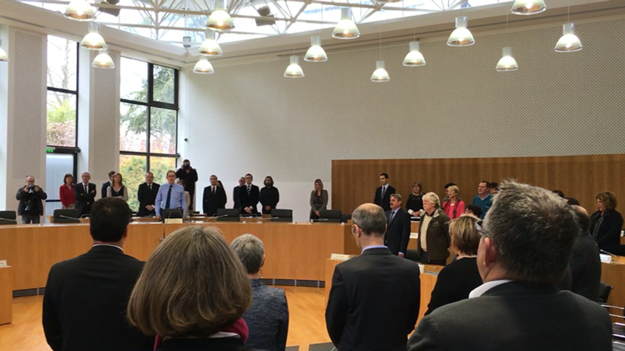 Attentats de Paris : le conseil départemental chante la Marseillaise