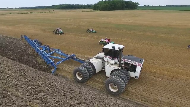 Le plus gros camion du monde pour labourer un champs super vite !