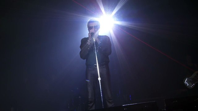 Johnny Hallyday rend hommage aux victimes des attentats sur scène