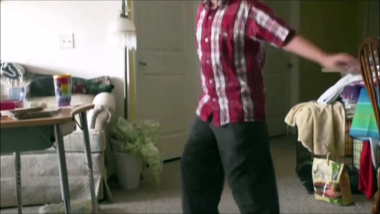 Un ado travaille ses pas de danse favoris... Raté!!