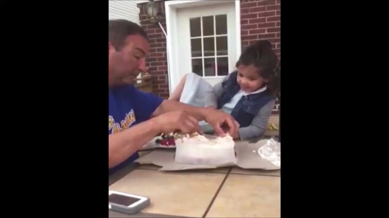 La tête dans le gateau... petite fille piégée par son papa
