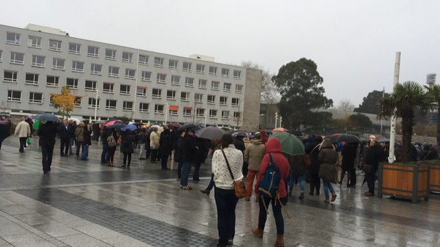 Attentats à Paris. Un rassemblement devant la mairie de Lorient
