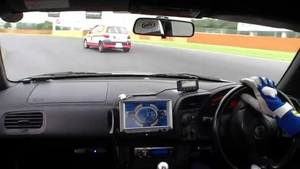 Vejam o que aconteceu a este Honda S2000 após ser ultrapassado por um Civic