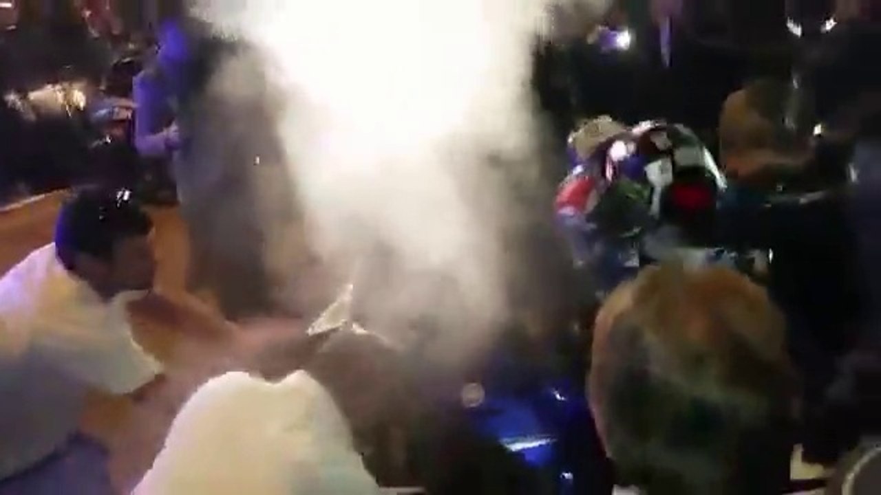 Jorge Lorenzo burn et se brûle en fêtant son titre de champion du monde MotoGP 2015