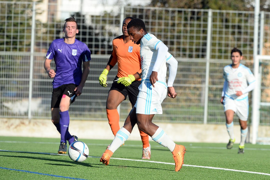 U17 National - OM 7-1 Istres : le but de Samih Hadji (24e)
