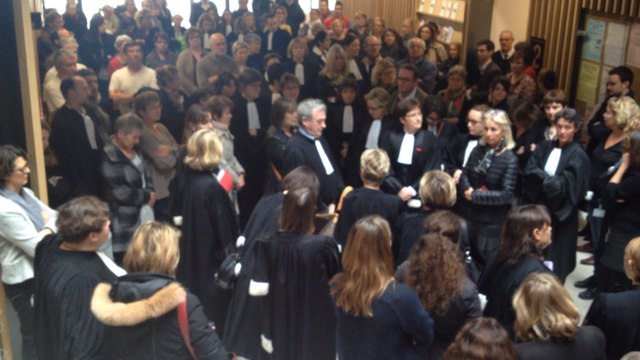 Attentats de Paris : minute de silence au tribunal de grande instance