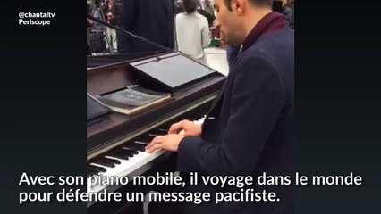 Un pianiste joue "Imagine" sur la place de la République, après son court concert devant le Bataclan deux jours plus tôt