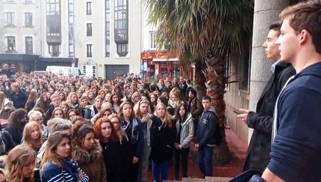 Rassemblement des lycéens cherbourgeois après les attentats de Paris