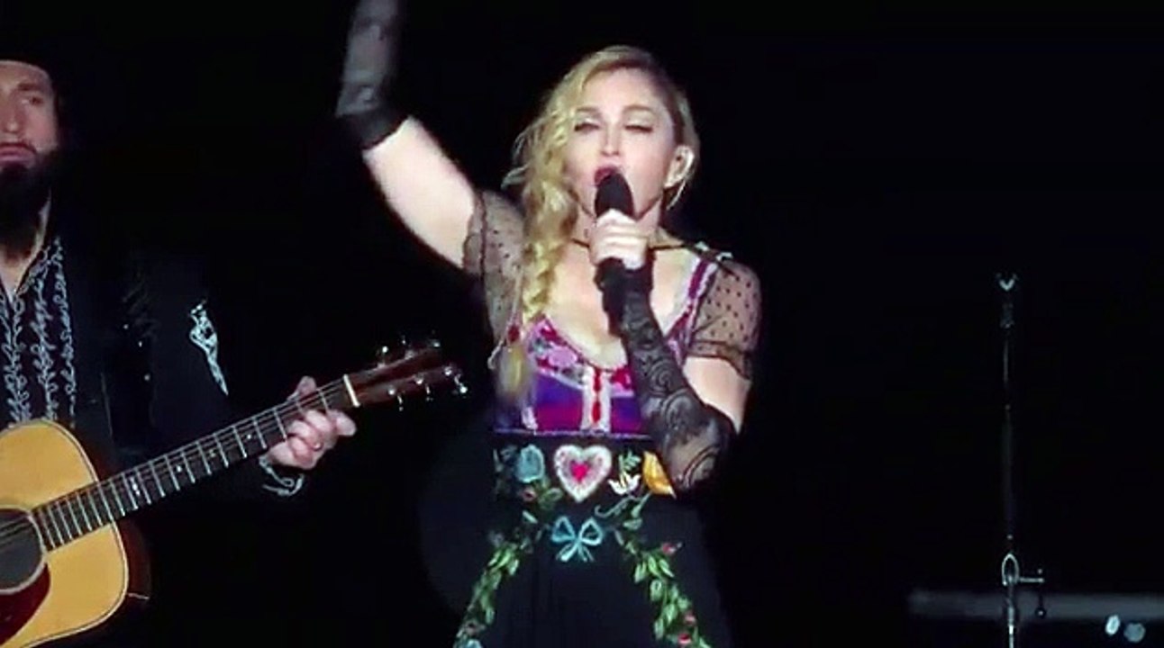 madonna pays tribuite to paris victims