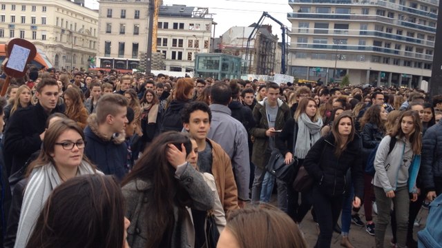 Attentats à Paris: les lycéens du Mans dans la rue