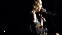 Madonna arrête son spectacle pour rendre hommage aux victimes de Paris. Un moment fort !