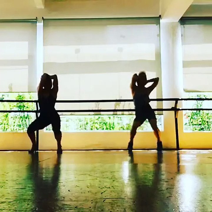 Sheila dança sensual