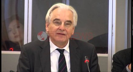 Hoffman: Politika të mbajë duart larg nga emërimet në administratë- Ora News- Lajmi i fundit-