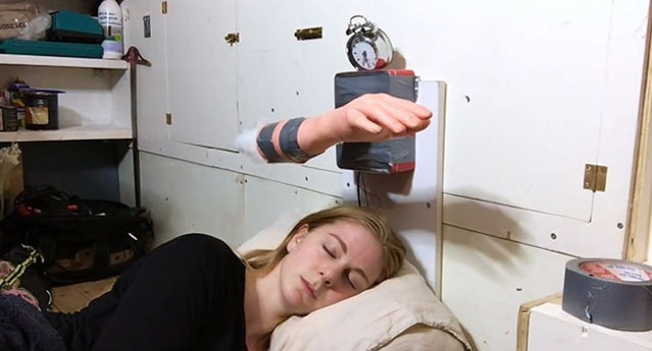 Elle invente un réveil mais il ne fonctionne pas comme attendu