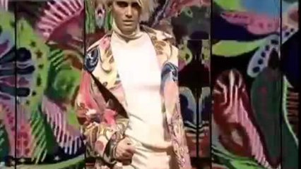 VERSACE Autumn Winter 2002 2003 Milan 1 of 4 by Fashion Channel