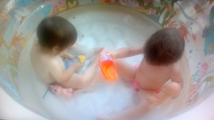 Bebe u bazenu - Baby in the pool - twins