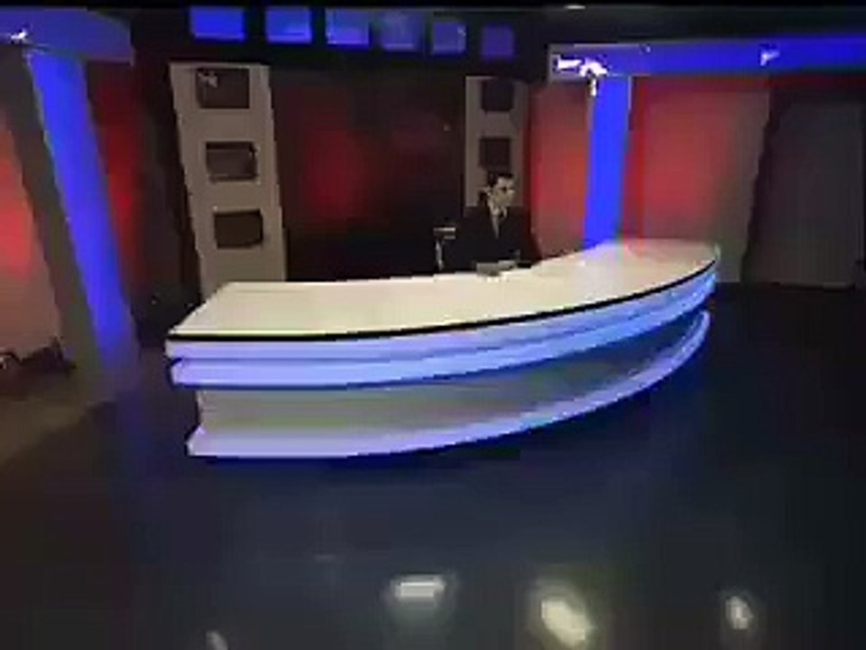 Haber spikerine arkadaşları şaka yaparsa